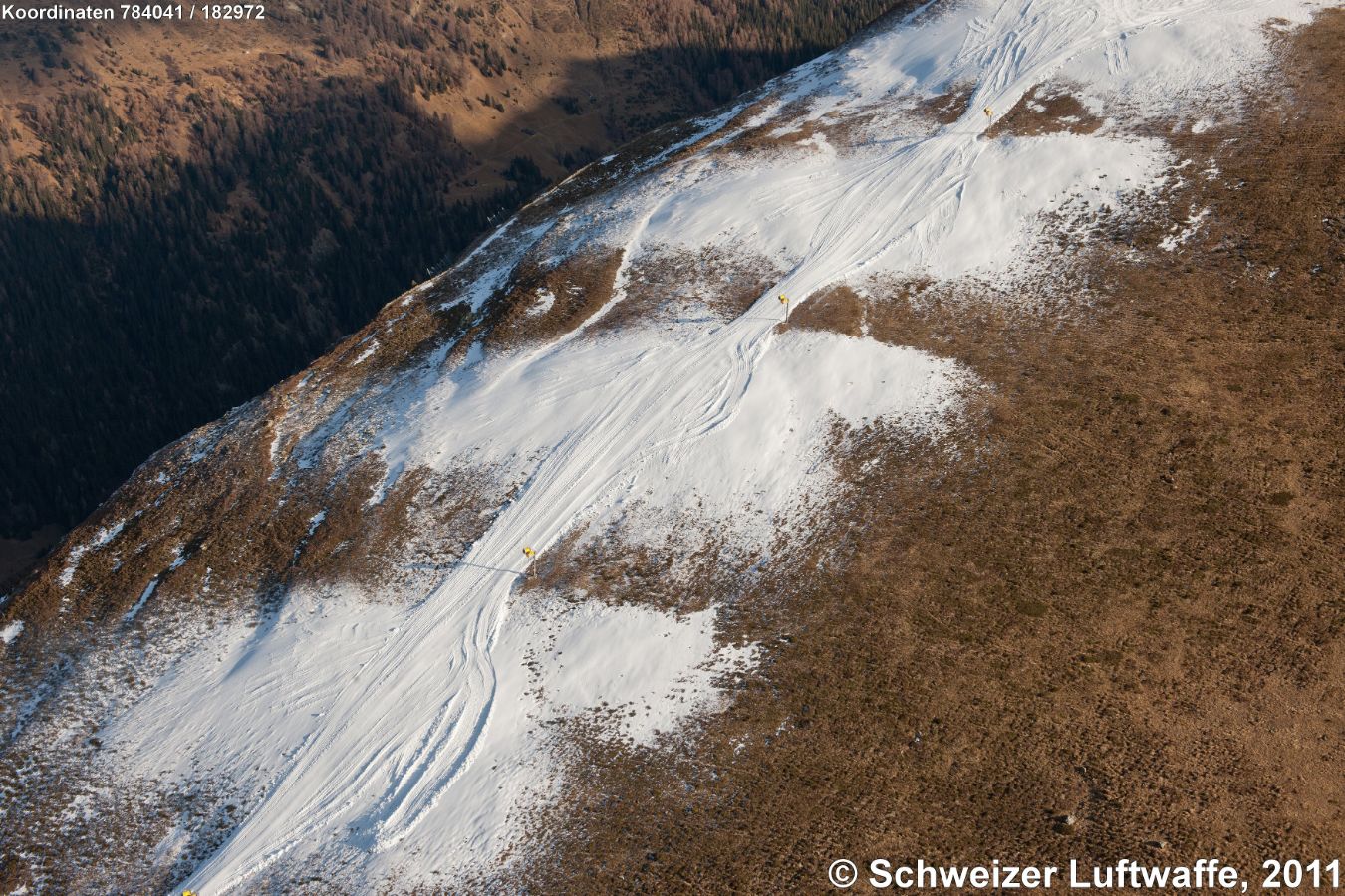 Davos Jakobshorn; Skibetrieb in der Ausaperung mithilfe von Schneekanonen (2)